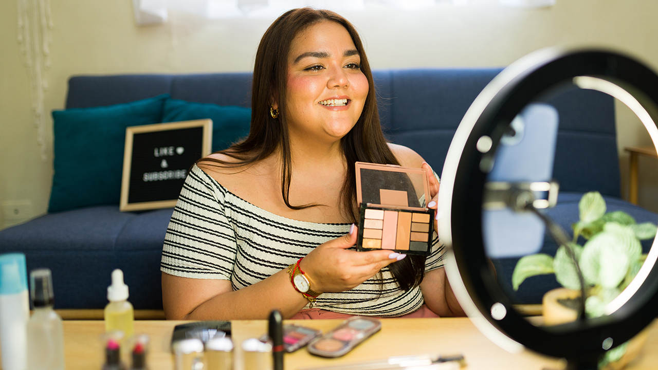 marketing influencers- demostración de cosméticos